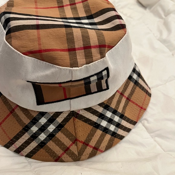 Vintage bucket hat in great condition. Authentic Burberry unisex hat! - Picture 2 of 3